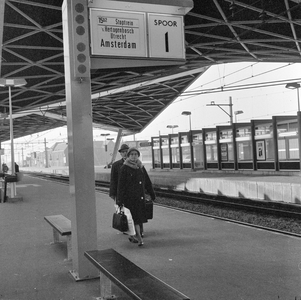 856572 Afbeelding van een centrale treinaanwijzer (CTA) op het eerste perron van het N.S.-station Tilburg te Tilburg.